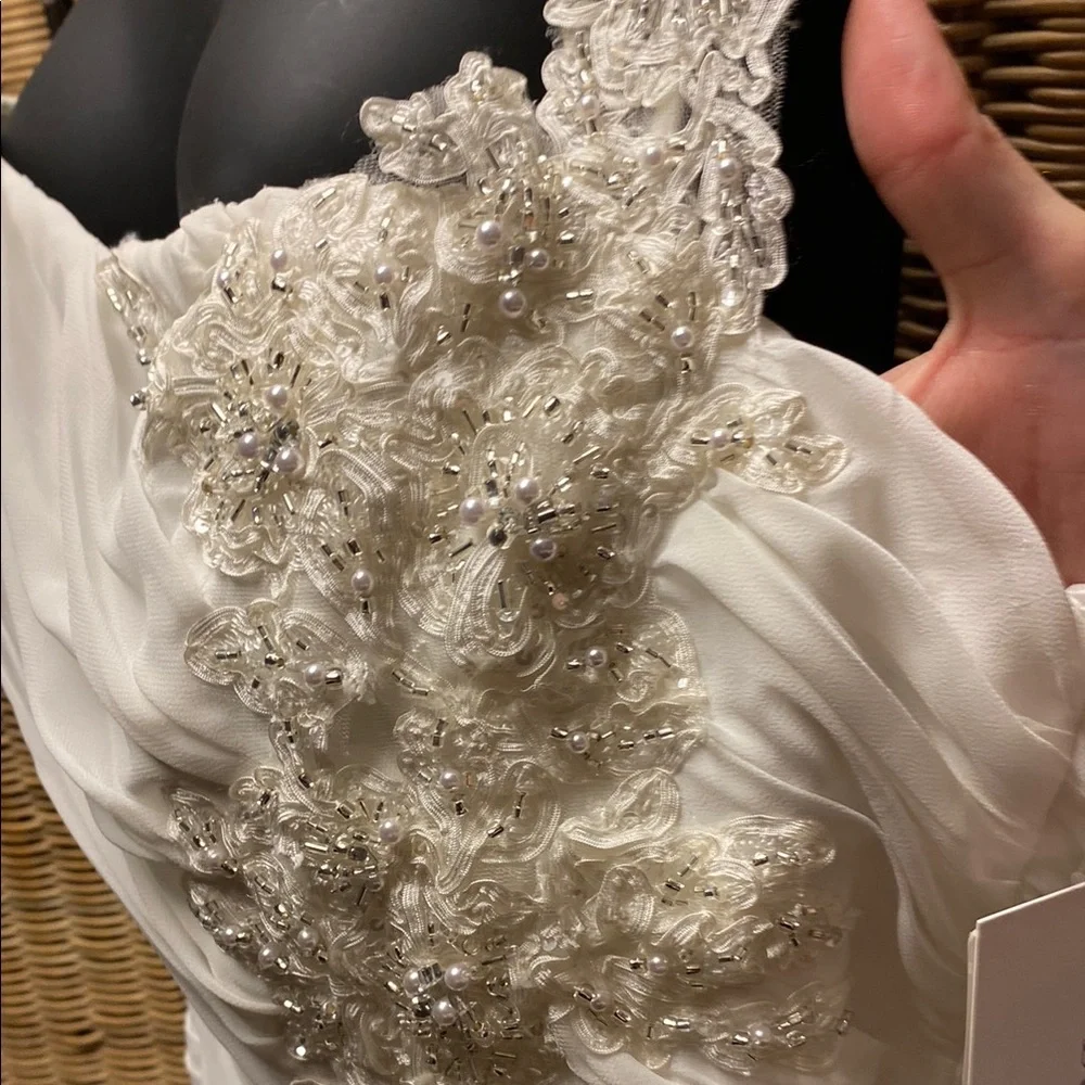 Elegant White One-Shoulder Gown - Picture 10 of 14